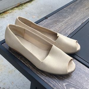 Tan Open-toe Flats